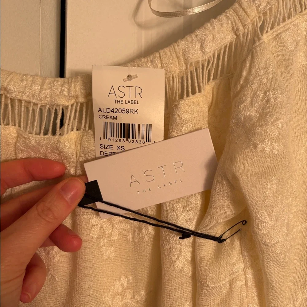 NWT ASTR The Label Ivory Embroidered Boho Dress – XS - Picture 6 of 6